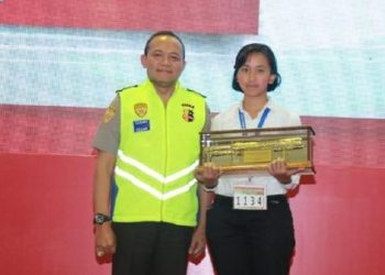 Salut! Protes Diberi Poin Lebih, Hillary Boru Naibaho Diberi Hadiah Pedang oleh Asisten Kapolri