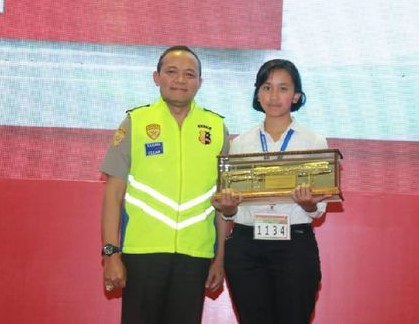 Salut! Protes Diberi Poin Lebih, Hillary Boru Naibaho Diberi Hadiah Pedang oleh Asisten Kapolri Salut! Protes Diberi Poin Lebih, Hillary Boru Naibaho Diberi Hadiah Pedang oleh Asisten Kapolri