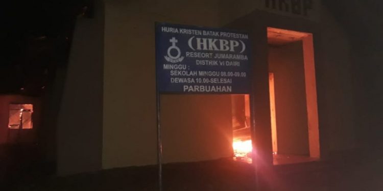 Jerit Tangis Warga Saksikan Musibah Kebakaran Gereja HKBP di Dairi Jerit Tangis Warga Saksikan Musibah Kebakaran Gereja HKBP di Dairi