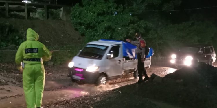 Breaking News! Jalinsum Siantar-Parapat di Sualan Kembali Longsor