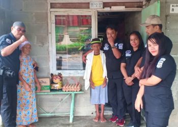Humas Polres Dairi Kunjungi Kakek 94 Tahun di Perumnas