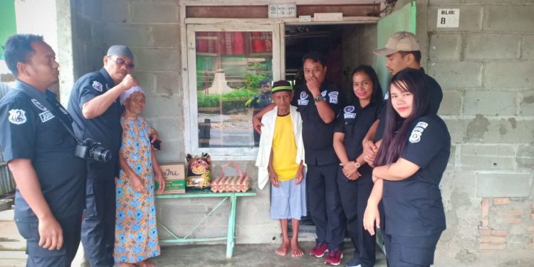 Humas Polres Dairi Kunjungi Kakek 94 Tahun di Perumnas