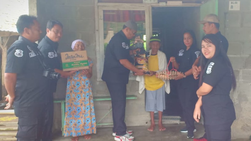 Humas Polres Dairi Kunjungi Kakek 94 Tahun di Perumnas