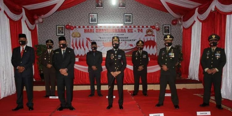AKBP Juliani Prihartini Pimpin Upacara Hari Bhayangkara dari Mapolres Mengikuti Vidcon yang Dipimpin Presiden Jokowi