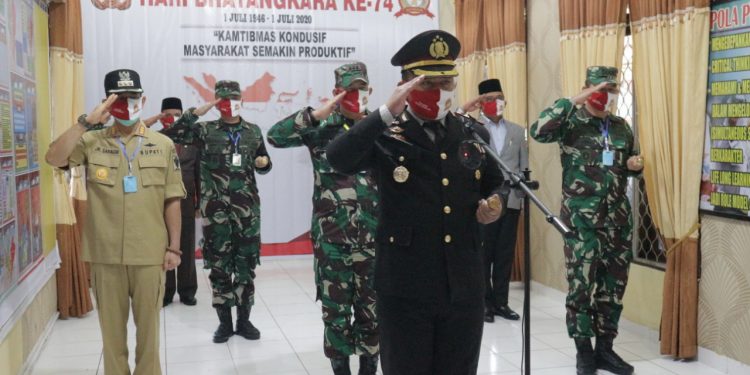 Upacara Virtual, Pemberian Nasi Tumpeng pada Personil Termuda dan Tertua Warnai Perayaan HUT Ke-74 Bhayangkara di Polres Simalungun