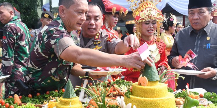Peringatan HUT Ke-69 Kodam Jadi Momentum Menguatkan Persatuan dan Kesatuan untuk NKRI Peringatan HUT Ke-69 Kodam Jadi Momentum Menguatkan Persatuan dan Kesatuan untuk NKRI