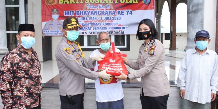 Sambut HUT Bhayangkara Ke-74, Kapolres Sergai Bagikan Sembako Menyonsong New Normal Sambut HUT Bhayangkara Ke-74, Kapolres Sergai Bagikan Sembako Menyonsong New Normal