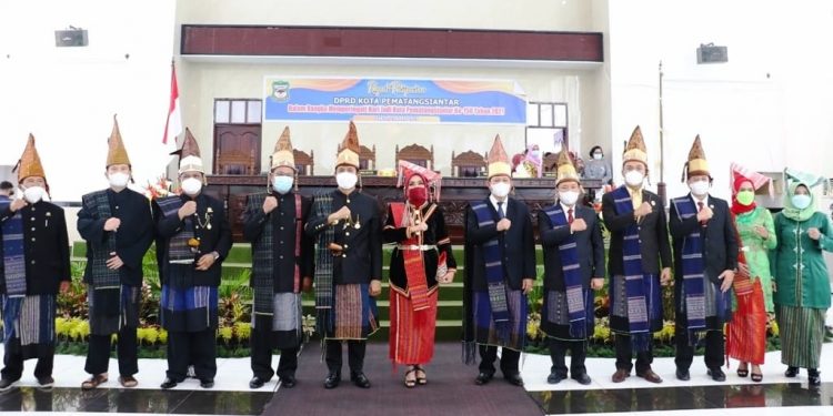 150 Tahun Siantar, Nama Jalan Akan Gunakan Aksara Simalungun, ASN Kerja Pakai Gotong 150 Tahun Siantar, Nama Jalan Akan Gunakan Aksara Simalungun, ASN Kerja Pakai Gotong