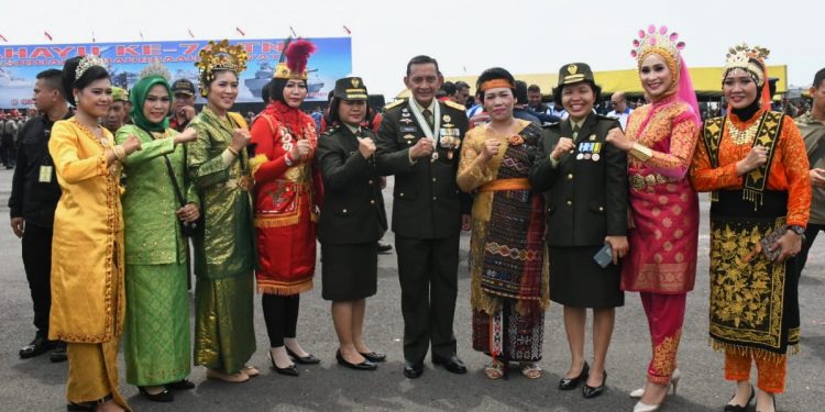 Tiga Satuan TNI Upacara HUT Ke-74 TNI di Lanud Soewondo