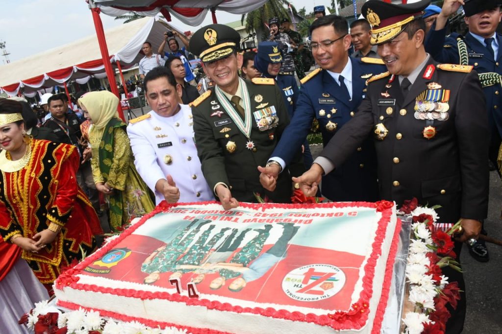Tiga Satuan TNI Upacara HUT Ke-74 TNI di Lanud Soewondo