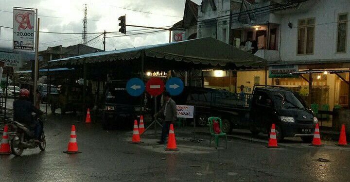 Ayahnya Meninggal di Masa Mudik, Pria ini Tulis Pemintaan Maaf atas Penutupan Jalan. Netizen memujinya... Ayahnya Meninggal di Masa Mudik, Pria ini Tulis Pemintaan Maaf atas Penutupan Jalan. Netizen memujinya...