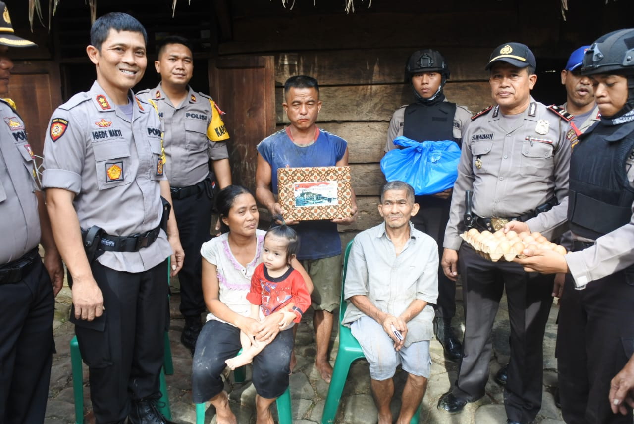 Sambut Natal, AKBP I Gede Nakti Widhiarta dan Pasukannya Datangi Rumah Warga di Nias Selatan