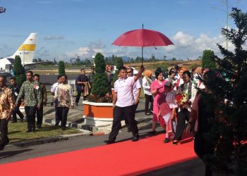 Horas! Ibu Negara Hj Iriana Joko Widodo Tiba Di Bandara Silangit, Dijadwaklkan Kunjungi Geopark Toba...