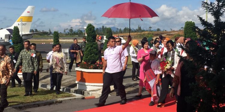 Horas! Ibu Negara Hj Iriana Joko Widodo Tiba Di Bandara Silangit, Dijadwaklkan Kunjungi Geopark Toba...
