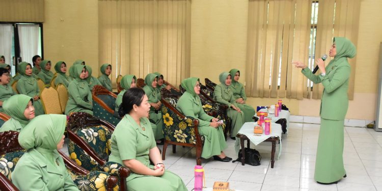Ibu-ibu Persit Diingatkan Agar Bijak Menggunakan Medsos Ibu-ibu Persit Diingatkan Agar Bijak Menggunakan Medsos