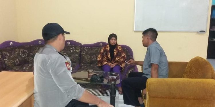 Jelang Subuh, Ibu Ini Pangku Bayinya, lalu Leher si Anak Digorok Pakai Parang