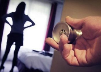 Seorang Polisi Laporkan Rekannya setelah Memergoki Istrinya Berduaan di Dalam Kamar Kos