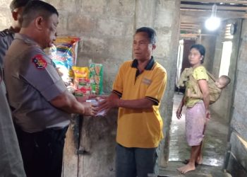 Kapolsek Lolowau IPTU Yunus Siregar Berikan Tali Asih Kepada Penderita Kanker Payudara Desa Loloana'a