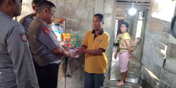 Kapolsek Lolowau IPTU Yunus Siregar Berikan Tali Asih Kepada Penderita Kanker Payudara Desa Loloana'a Kapolsek Lolowau IPTU Yunus Siregar Berikan Tali Asih Kepada Penderita Kanker Payudara Desa Loloana'a