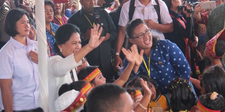 Ibu Negara Hj Iriana Joko Widodo dan rombongan OASE mengunjungi PAUD Toba Nauli Ibu Negara Hj Iriana Joko Widodo dan rombongan OASE mengunjungi PAUD Toba Nauli