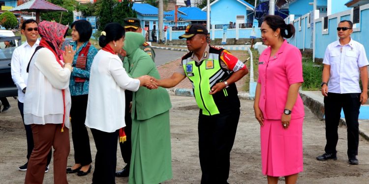 Saat Ibu Negara dan Rombongan Kunjungi Lokasi Wisata Parapat, Danau Toba Saat Ibu Negara dan Rombongan Kunjungi Lokasi Wisata Parapat, Danau Toba