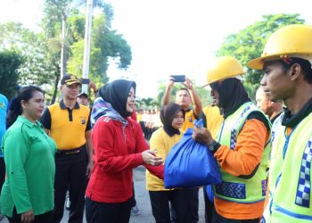 Kapolrestabes Medan dan Istri Kerja Bakti di Terminal Amplas Kapolrestabes Medan dan Istri Kerja Bakti di Terminal Amplas