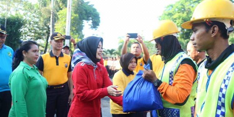 Kapolrestabes Medan dan Istri Kerja Bakti di Terminal Amplas