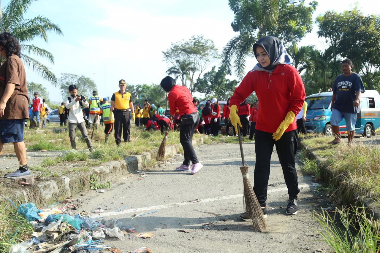 Kapolrestabes Medan dan Istri Kerja Bakti di Terminal Amplas