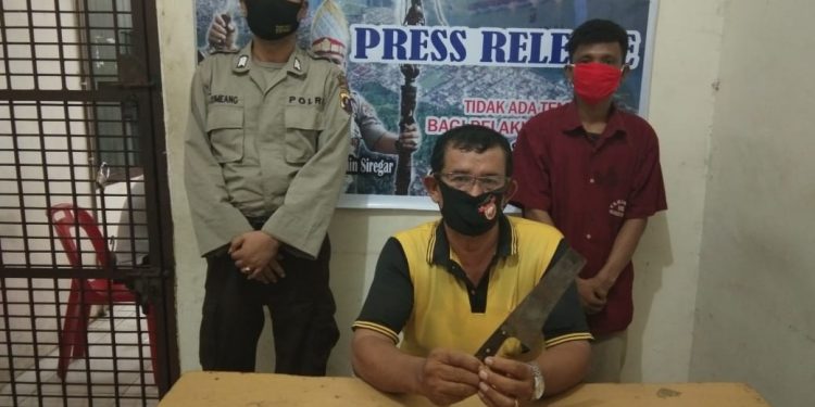 Tak Senang Istri Dihasut, Tetangga Diancam Pakai Pisau Panas