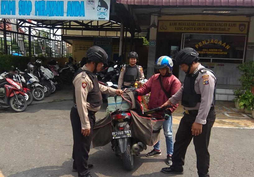 Ojek Online dan Pedagang Keliling Dilarang Masuk Polres Siantar Pasca Ledakan Bom di Polrestabes Medan Ojek Online dan Pedagang Keliling Dilarang Masuk Polres Siantar Pasca Ledakan Bom di Polrestabes Medan