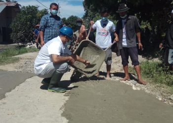Hasim Turun Langsung Ikut Bekerja Perbaiki Jalan Rusak di Karang Anyer
