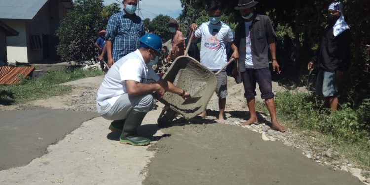 Hasim Turun Langsung Ikut Bekerja Perbaiki Jalan Rusak di Karang Anyer