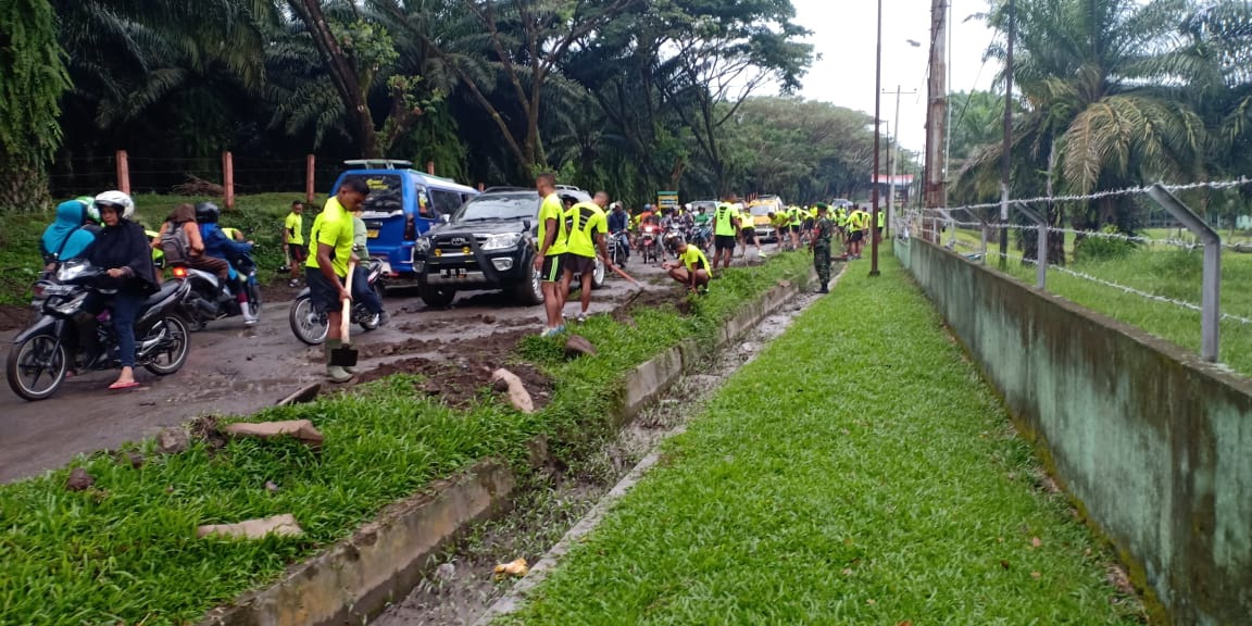 Dua Tahun Dibiarkan Rusak, Yonif 122/Tombak Sakti Gotong Royong Timbun Jalinsum Siantar-Tanah Jawa