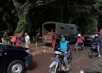 Yonif 122 Tombak Sakti Inisiatif Perbaiki Jalan Rusak Lintas Siantar-Tanah Jawa
