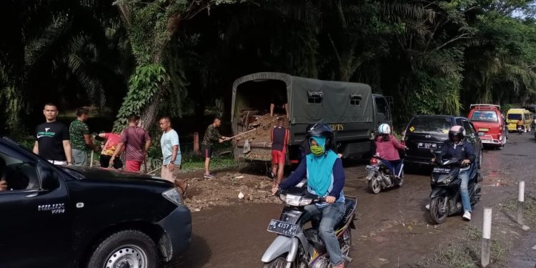 Yonif 122 Tombak Sakti Inisiatif Perbaiki Jalan Rusak Lintas Siantar-Tanah Jawa