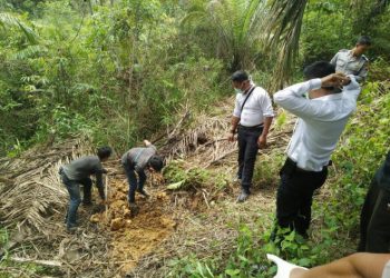 Agar Tak Dihantui Arwah Korban Usai Membunuh, Ayah dan Anak Potong lalu Makan Kelamin Toke Sawit Agar Tak Dihantui Arwah Korban Usai Membunuh, Ayah dan Anak Potong lalu Makan Kelamin Toke Sawit