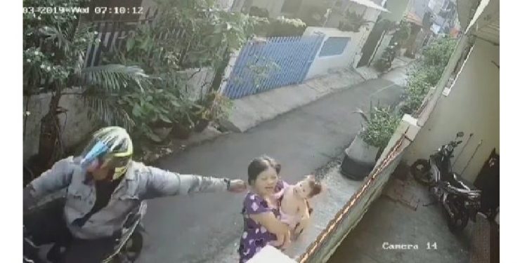 Video Tjhay Moij Dijambret dan Terjungkal Bersama Cucunya Viral Video Tjhay Moij Dijambret dan Terjungkal Bersama Cucunya Viral