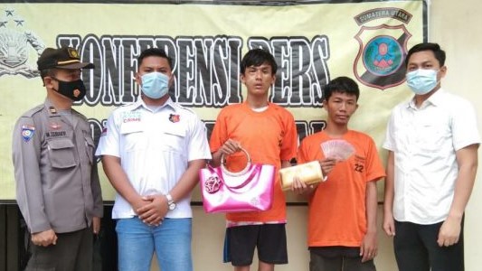 Rampas Tas Wanita Hingga Terjatuh dari Sepedamotor, Dua Jambret Dihajar Warga Rampas Tas Wanita Hingga Terjatuh dari Sepedamotor, Dua Jambret Dihajar Warga