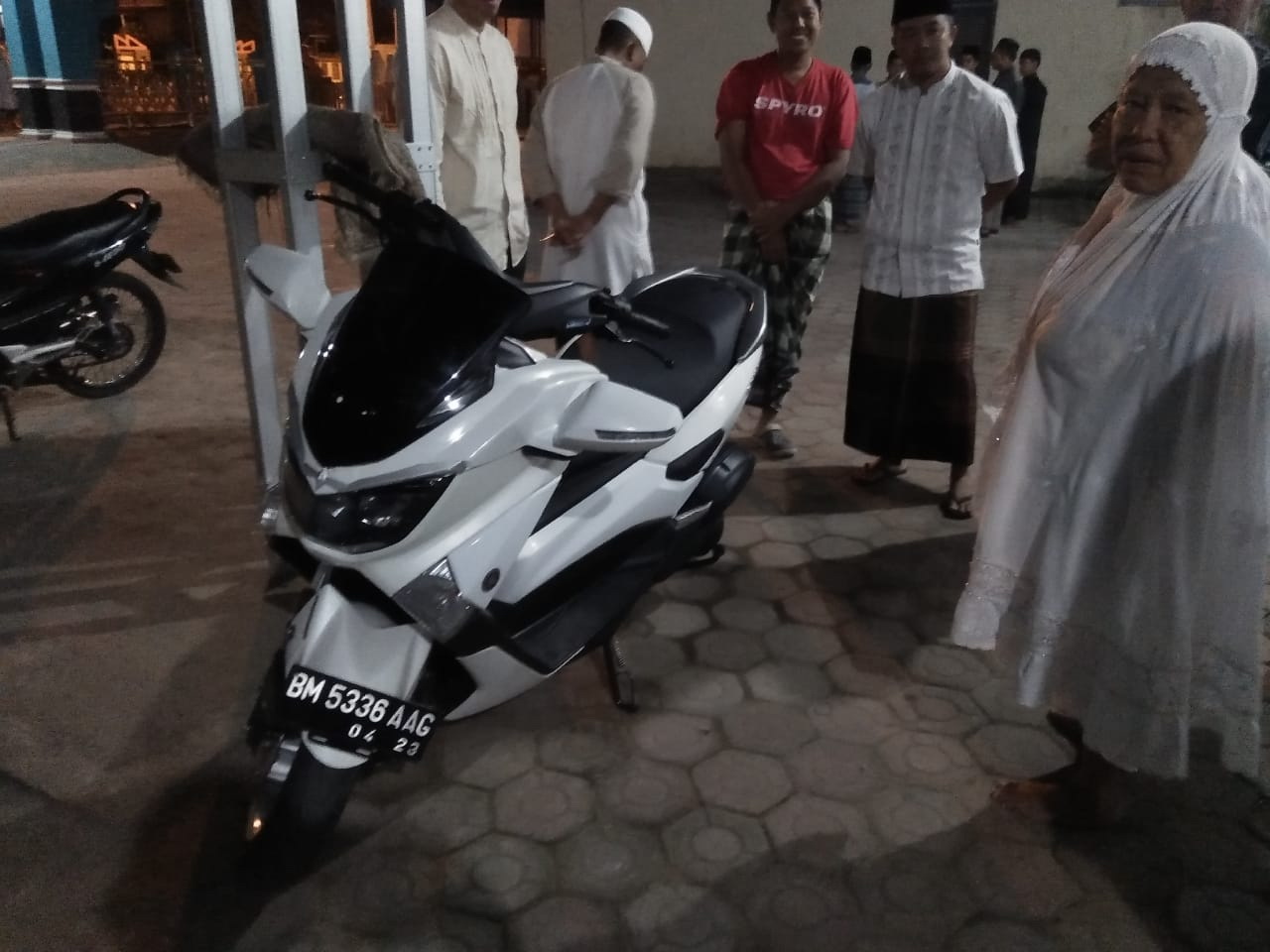 Viral, Aksi Heroik Anggota TNI AD Tertusuk saat Bekuk Pelaku Curanmor di Parkiran Masjid Viral, Aksi Heroik Anggota TNI AD Tertusuk saat Bekuk Pelaku Curanmor di Parkiran Masjid