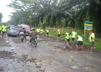 Dua Tahun Dibiarkan Rusak, Yonif 122/Tombak Sakti Gotong Royong Timbun Jalinsum Siantar-Tanah Jawa