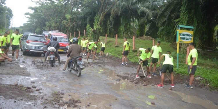 Dua Tahun Dibiarkan Rusak, Yonif 122/Tombak Sakti Gotong Royong Timbun Jalinsum Siantar-Tanah Jawa