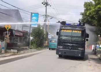 Cegah Penyebaran Corona, Polres Taput Semprot Disinfektan Ke Pemukiman Warga