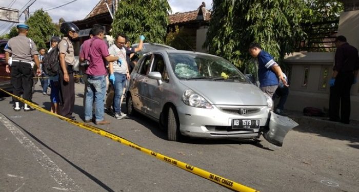 Honda Jazz yang Dikemudikan PNS ini Ditembaki Polisi