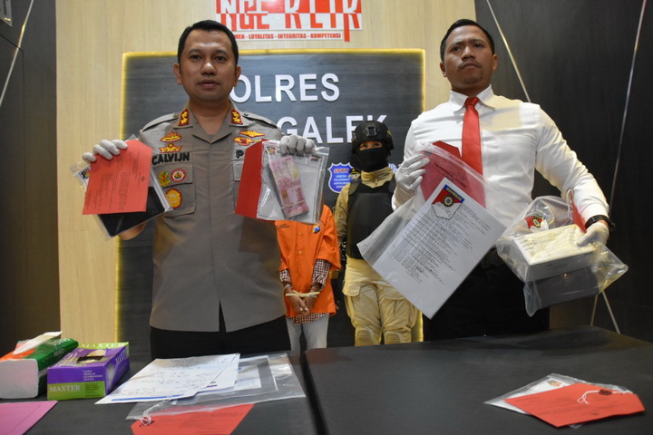 AKBP Jean Calvijn Simanjuntak Ungkap Kasus Penipuan Penjualan Masker yang Viral AKBP Jean Calvijn Simanjuntak Ungkap Kasus Penipuan Penjualan Masker yang Viral