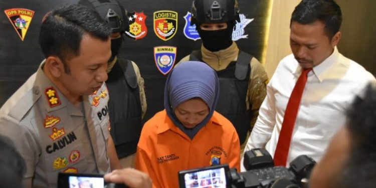 AKBP Jean Calvijn Simanjuntak Ungkap Kasus Penipuan Penjualan Masker yang Viral AKBP Jean Calvijn Simanjuntak Ungkap Kasus Penipuan Penjualan Masker yang Viral