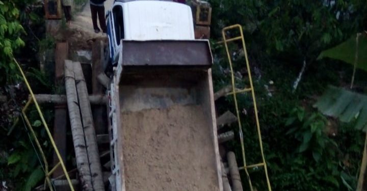 Jembatan Ambruk, Truk Pengangkut Material Nyangkut Jembatan Ambruk, Truk Pengangkut Material Nyangkut