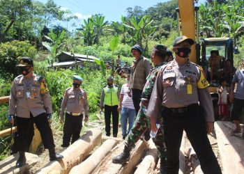 Kapolres Taput Tinjau Jembatan Penghubung Desa Dolok Sanggul yang Roboh