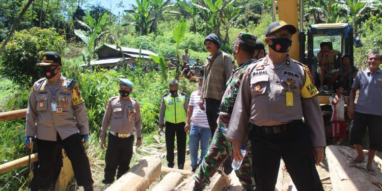 Kapolres Taput Tinjau Jembatan Penghubung Desa Dolok Sanggul yang Roboh