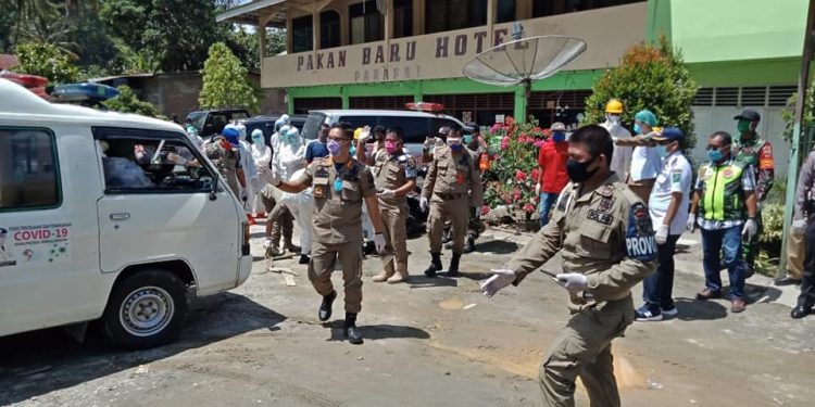 DS Wanita yang Dinyatakan Positif Covid-19 di Parapat Dievakuasi, 35 Kepala Keluarga Diisolasi DS Wanita yang Dinyatakan Positif Covid-19 di Parapat Dievakuasi, 35 Kepala Keluarga Diisolasi