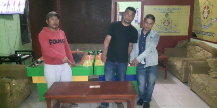 Pemain dan Penyedia Lokasi Judi Tembak Ikan Jaga Sipayung Ditangkap. Dua Orang Wanita Melarikan Diri Pemain dan Penyedia Lokasi Judi Tembak Ikan Jaga Sipayung Ditangkap. Dua Orang Wanita Melarikan Diri